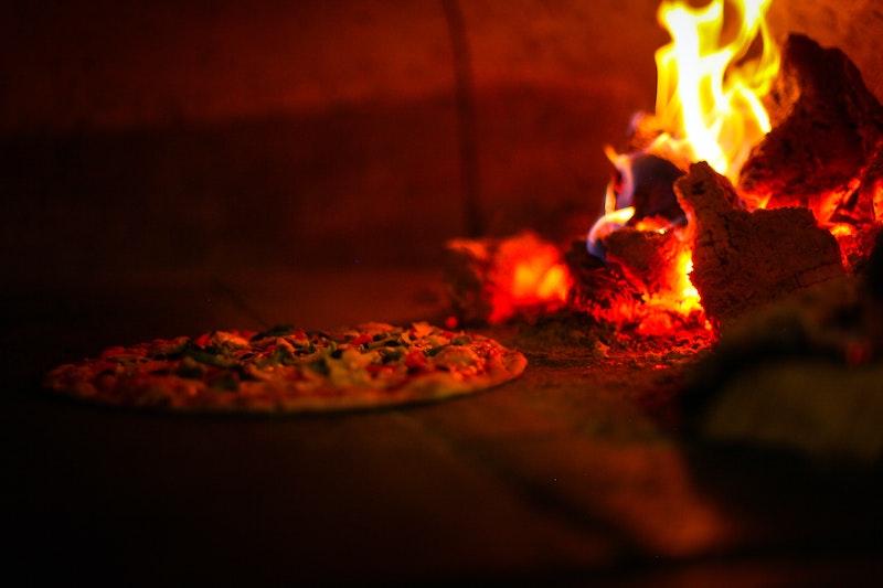 Pizza cuite au feu de bois